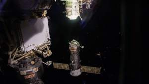 O capsulă spațială rusească încărcată cu provizii alimentare și echipament tehnic a ajuns cu bine pe Stația Spațială Internațională