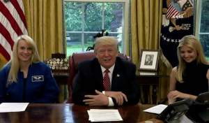 Peggy Whitson, primul astronaut de la NASA care a bătut recordul de timp petrecut în spaţiu, felicitată în direct de Donald Trump (VIDEO)