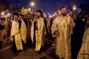 Procesiune cu moaștele Sfintei cuvioase Parascheva în Botoșani: oamenii, chemați să asiste de la geamuri