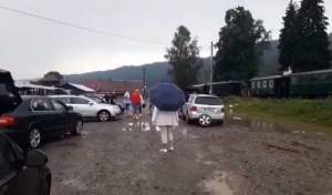 Turiști atacați cu pietre de un localnic din Moldovița. Alții s-au trezit cu cauciucurile la mașini tăiate (VIDEO)