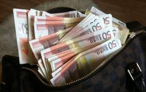 Misiune „specială”! O bătrână și-a uitat geanta cu mii de euro în mașina de ocazie cu care s-a deplasat la Răducăneni