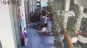Luptă politică PE BUNE! Un liberal și un pesedist s-au luat la bătaie în sediul Biroului Electoral din Focșani (VIDEO)