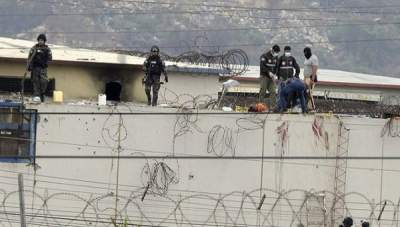 Sute de militari și polițiști din Ecuador au preluat controlul unei închisori, după o revoltă violentă a deținuților