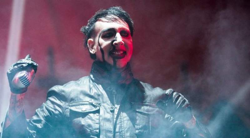 I-a căzut decorul în cap! Marilyn Manson, rănit în timpul unui concert la Hammerstein Ballroom (VIDEO)