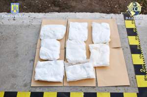 Doi „cărăuși”, reținuți de procurorii DIICOT pentru trafic de droguri de mare risc: au adus în țară 7,1 kilograme de amfetamină (VIDEO)