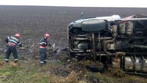 Camion cu 5000 de pui, răsturnat în Buzău