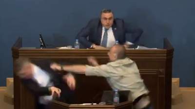 Parlamentarii georgieni s-au încăierat în timpul dezbaterilor pe marginea proiectului de lege privind „agenţii străini&quot;, considerat de inspiraţie rusă