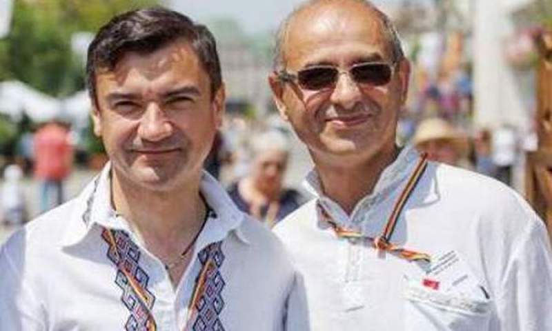 Vasile Tiron (dreapta) e ca o mică feudă în Primărie, sub papucul baronului Mihai Chirica