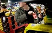 Se înmulțesc furturile din magazine: tineri prinși în zone diferite din Iași cu produse pe care „au uitat” să le plătească