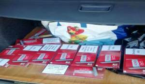 Sute de pachete de țigări de contrabandă, ascunse în mașina unui gălățean, în locul roții de rezervă