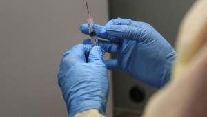 Marea Britanie a început testarea pe oameni a vaccinului împotriva COVID-19: Germania a aprobat şi ea testele