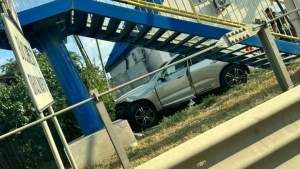 Un tânăr beat, drogat și fără permis a furat o mașină și a făcut accident, lângă Otopeni