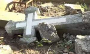 Peste o sută de morminte vandalizate în Botoșani: oamenii spun că sataniștii au făcut asta
