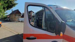 Un bărbat din Brașov a sunat la 112 și i-a luat la bătaie pe cei care au venit să îl salveze. A spart o sticlă și a fugărit