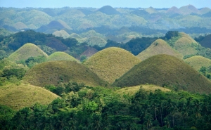 VIDEO. O altă lume: Dealurile de Ciocolată din Bohol. Locul din Filipine în care giganții au creat un loc unic