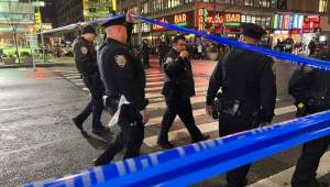 Tânăr de 22 de ani, împușcat mortal în Times Square. Poliția caută atacatorii