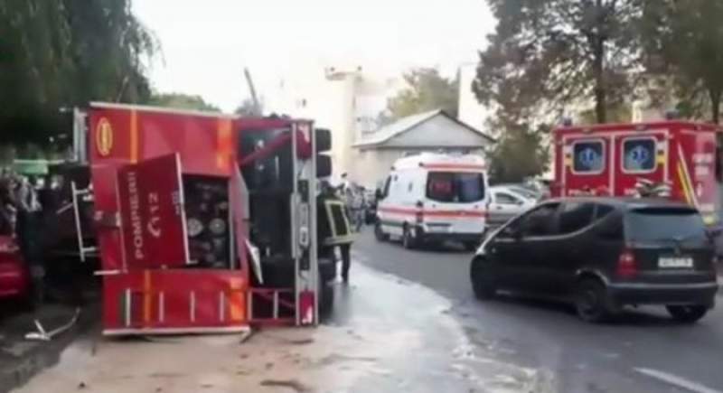 Mașină de pompieri răsturnată peste două autoturisme, în Argeș