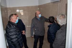 Toaletă de 50.000 de euro, inaugurată de conducerea CJ Argeș într-o școală de la țară