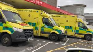 O femeie de 86 de ani din Țara Galilor a murit după ce a așteptat 34 de ore pentru a fi internată în spital