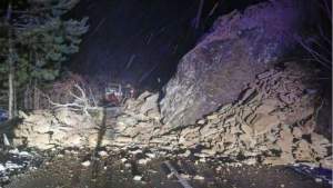 Alunecare masivă de teren în județul Buzău: șosea acoperită în totalitate cu pietre și arbori