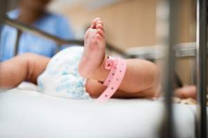 O altă gravidă din Neamț a ales să nască acasă, ajutată de soț și asistată de soacră. Luase ustensilele de pe Internet