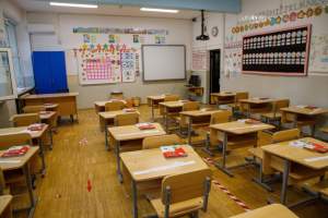 Anchetă la o școală din Târgu Jiu: Un elev de 8 ani le-a spus părinților că un profesor a încercat să-i taie un deget la cursuri