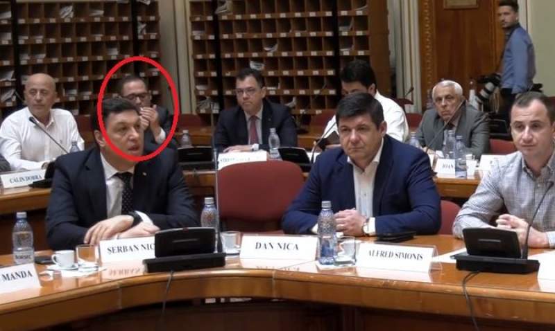 RUȘINE! Ministrul Sportului suprins în timp ce fuma în sală, la ședința PSD (VIDEO)