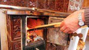 Studiu: Arderea lemnului în interior crește vertiginos riscul de cancer pulmonar