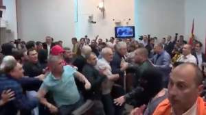 Pumni și picioare, în Parlamentul Macedoniei. Liderul opoziției, snopit în bătaie de protestatarii naționaliști (VIDEO)