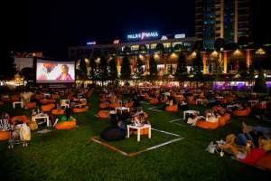 Caravana Orange Pop-up Cinema te invită la seri magice de vară în aer liber, în parcul Palas!