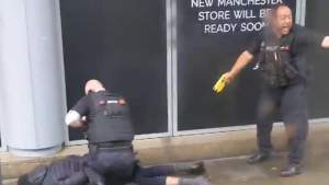 Atac cu armă albă într-un centru comercial din Manchester: cinci persoane, înjunghiate. Agresorul a fost reținut
