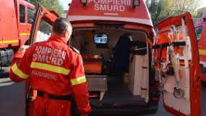 Două persoane au murit în Bacău, după ce maşina în care se aflau a căzut într-un canal cu apă