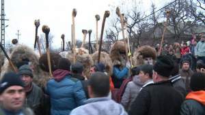 Bătaia tradiţională de Anul Nou din comuna ieșeană Ruginoasa, supravegheată de poliţişti, jandarmi şi ISU