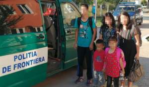 Familie de chinezi, călăuzită de un alt membru de familie, oprită la frontiera cu Serbia