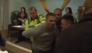 Au uitat să-i lipească un plasture pe gură! Cetățean dat afară din primărie cu poliția pentru că l-a întrebat pe edil de ce mărește taxele (VIDEO)