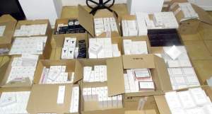Parfumuri și articole de îmbrăcăminte contrafăcute, în valoare de peste 200.000 de lei, confiscate la Calafat și Giurgiu