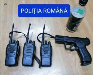 Pistol airsoft și stații de emisie-recepție, găsite într-o mașină oprită în trafic, în Botoșani
