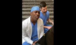 VIRAL DE CARANTINĂ: Un medic american cântă „Imagine” pentru persoanele afectate de pandemie (VIDEO)