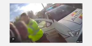Bucureșteancă reținută după ce a bătut doi polițiști veniți să o amendeze pentru că parcase mașina neregulamentar (VIDEO)