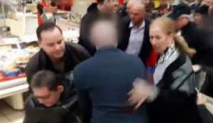 Bătaie și îmbrânceli pe cozonaci la promoție, într-un supermarket din Iași (VIDEO)