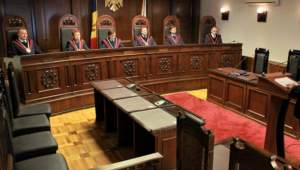 Toți judecătorii Curții Constituționale din Moldova au demisionat