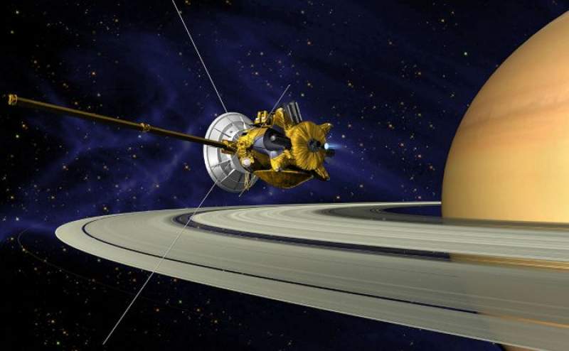 Prima „scufundare” a sondei spaţiale Cassini între planeta Saturn şi inelele sale (VIDEO)