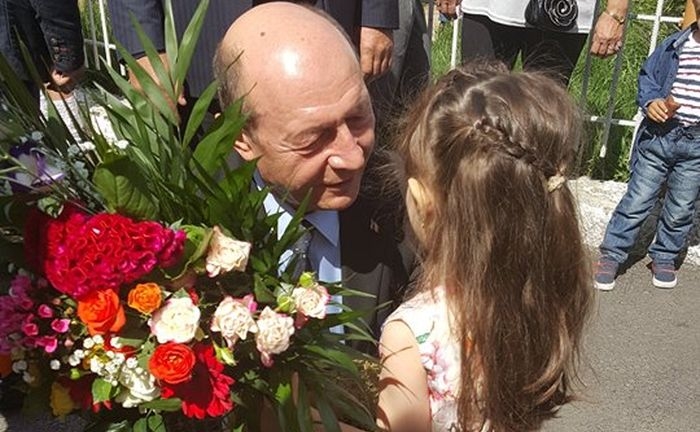 Traian Băsescu împlinește astăzi, 65 de ani. Ce urări aveți pentru el?