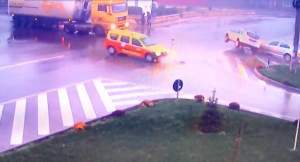 Accident rutier grav în Pașcani: trei mașini, implicate. Impactul a fost surprins de camerele de supraveghere (VIDEO)