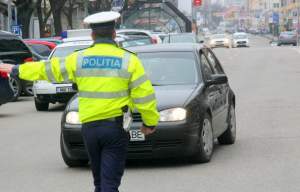 Polițiști condamnați la 6 ani de închisoare cu executare după ce au cerut mită șoferilor care treceau pe roșu