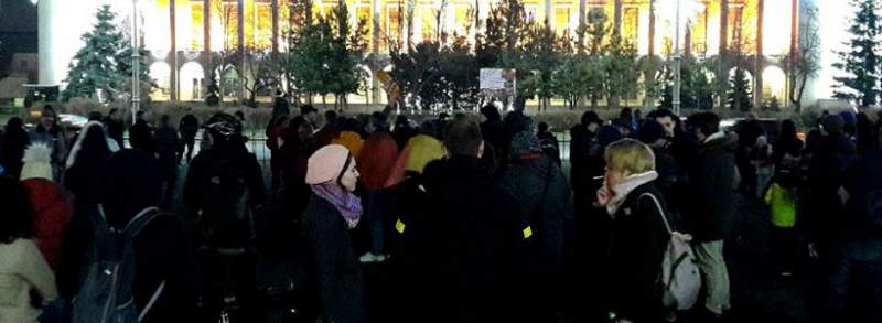Peste 200 de oameni au protestat în Piaţa Victoriei din Bucureşti