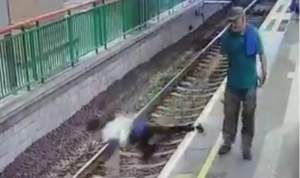 Șocant: femeie împinsă de un necunoscut pe șine într-o stație de metrou din Hong Kong (VIDEO)