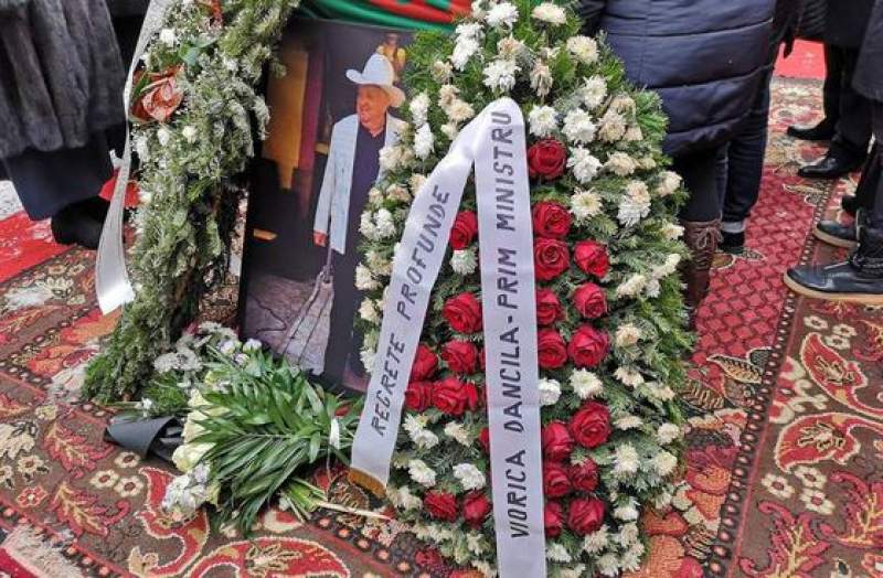 Coroană de flori din partea premierului Dăncilă, la înmormântarea bulibașei din Gilău