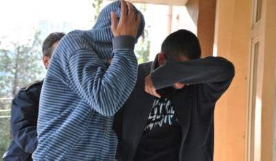 Doi tineri, reţinuţi după ce au intrat în locuinţa unei femei din București şi au bătut-o pentru a le spune unde ţine banii