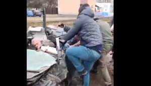 IMAGINI ȘOCANTE. Un tanc rusesc a trecut intenționat peste o mașină, pe o arteră din Kiev: șoferul a scăpat, ca prin minune, cu viață (VIDEO)